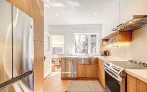 Private kitchen - Roncesvalles Luxury Treehouse | Spa Bath & Patio (Toronto)