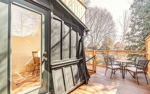 Outdoor dining - Roncesvalles Luxury Treehouse | Spa Bath & Patio (Toronto)