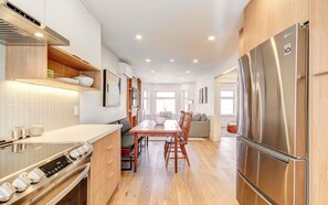 Private kitchen - Roncesvalles Luxury Treehouse | Spa Bath & Patio (Toronto)