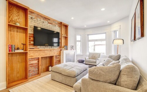 Roncesvalles Luxury Treehouse | Spa Bath & Patio