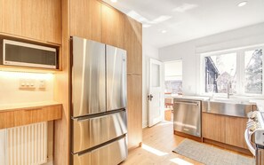 Private kitchen - Roncesvalles Luxury Treehouse | Spa Bath & Patio (Toronto)