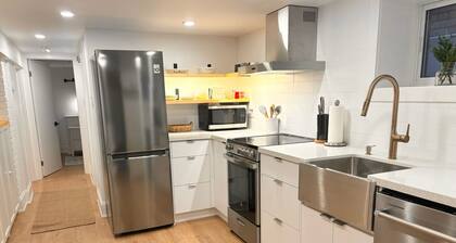 Premium Roncesvalles Village Retreat. 2Bdrm1Bath. New Reno with Garden Space