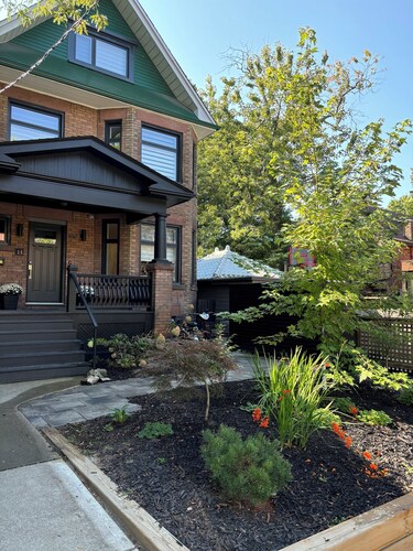 Premium Roncesvalles Village Retreat. 2Bdrm1Bath. New Reno with Garden Space