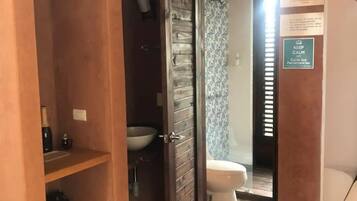 Vasca idromassaggio, asciugamani, sapone, carta igienica