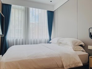 Premium bedding, blackout curtains, soundproofing, free WiFi - Dayin Serene Garden Hotel - Shanghai Jing'an Joy City Suzhou Creek (Shanghai)