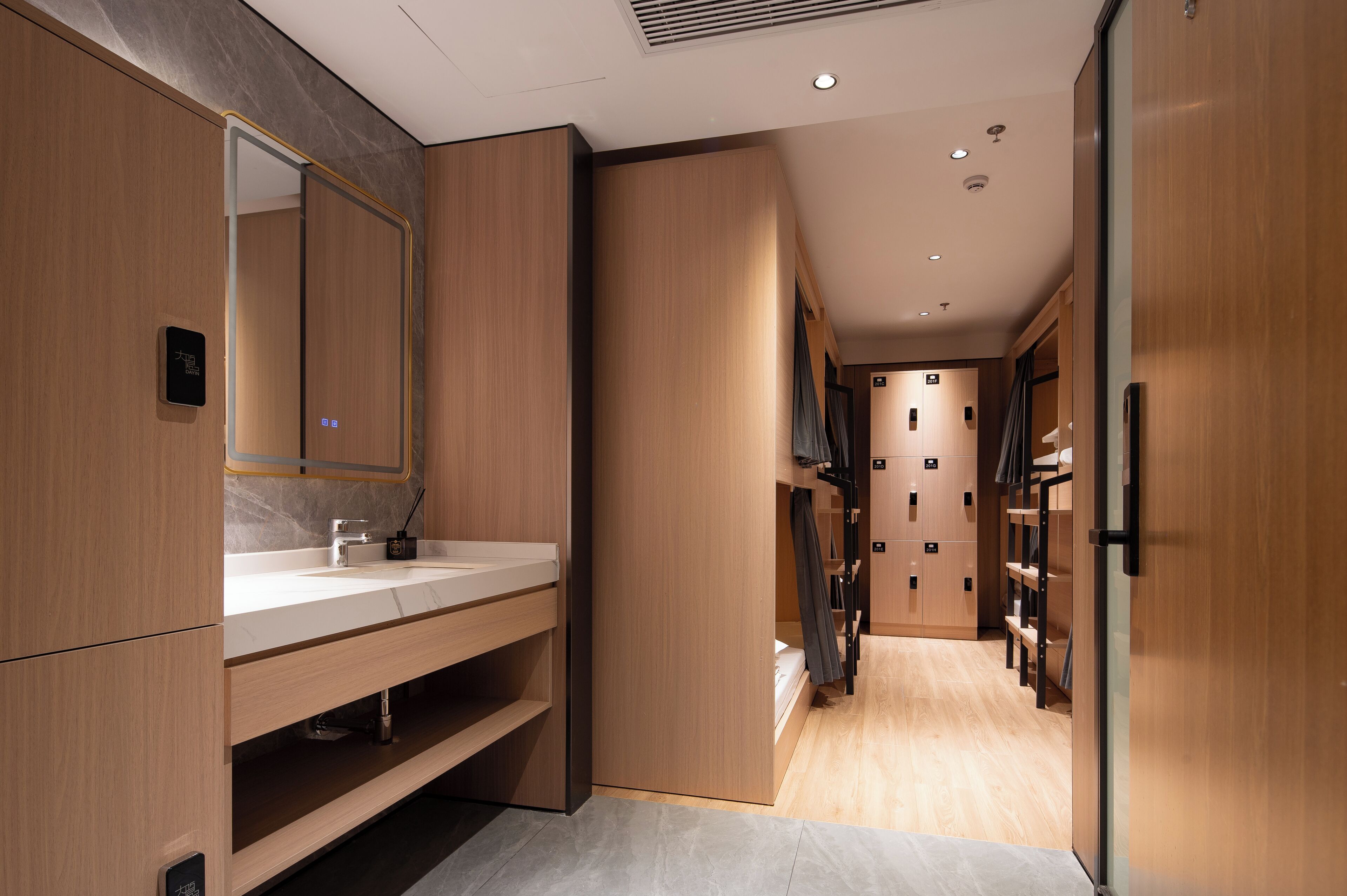 Un baño moderno con un espejo grande, un lavamanos y tocador.