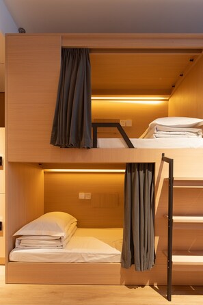 A bunk bed with a curtain, a pull-out desk, and a shelf. - Dayin Serene Garden Hotel - Shanghai Jing'an Joy City Suzhou Creek (Shanghai)