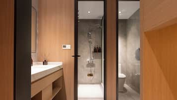 Shower, rainfall showerhead, free toiletries, hair dryer