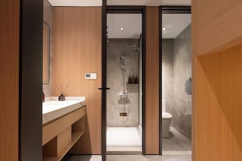 Douche, douche à « effet pluie », articles de toilette gratuits