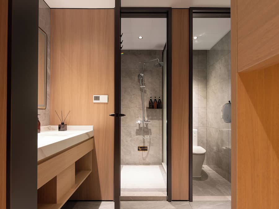 Dusche, Regendusche, kostenlose Toilettenartikel, Haartrockner