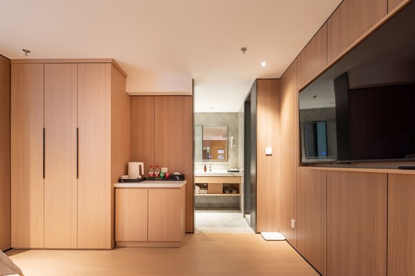 One-Bedroom Suite | Premium bedding, blackout drapes, soundproofing, free WiFi - Dayin Serene Garden Hotel - Shanghai Jing'an Joy City Suzhou Creek (Shanghai)