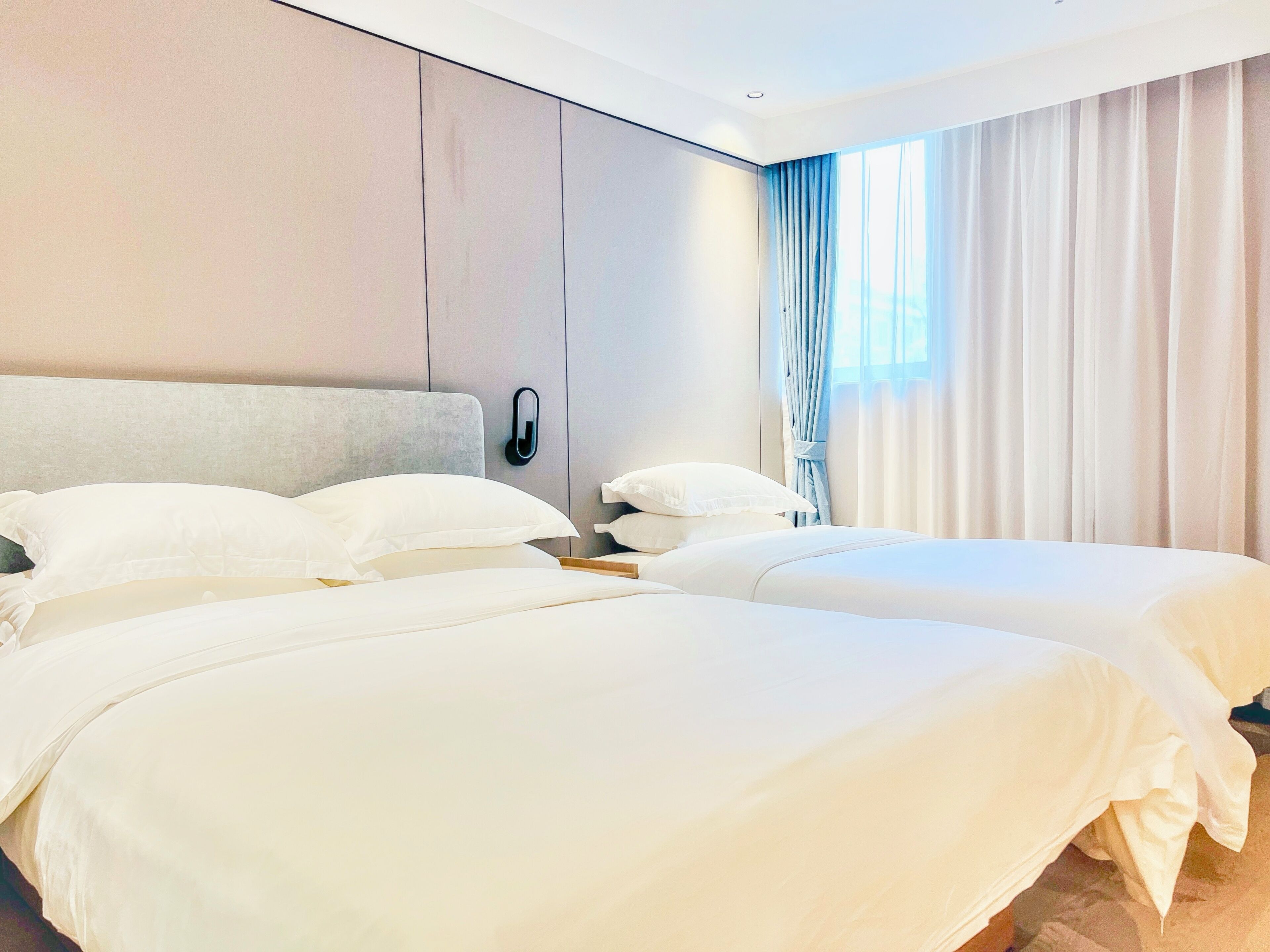 Sengetøy av topp kvalitet, blendingsgardiner og lydisolert