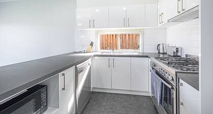 Colebee Modern 4BR House Spacious & Close to Park