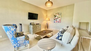 Living area - Charming 3-bedroom Beach Haven - Close to Beach - King Bed - Sleeps 8 (El Chirú)