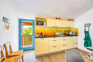 Coffee/tea maker, fridge, microwave, stovetop