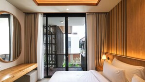 Een hotelkamer met een bed, nachtkastje en uitzicht op het balkon.