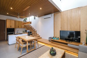 Villa, patio, vista piscina | Area soggiorno | Smart TV 55 pollici con canali via cavo