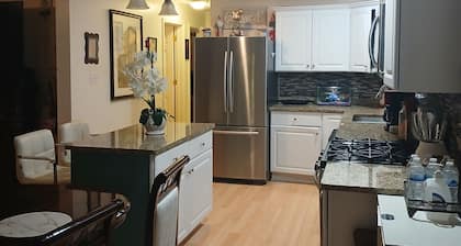 Charming 3-bedroom farmhouse in cool Crozet with AC, WiFi