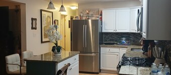 Charming 3-bedroom farmhouse in cool Crozet with AC, WiFi