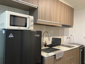 Kylskåp, mikrovågsugn och grytor/köksredskap