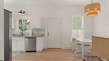 Jääkaappi, mikroaaltouuni, uuni, liesi