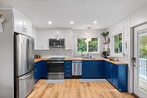 Fridge, microwave, oven, stovetop - Cozy cabin w/hot tub & fire pit (New Market)