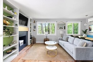 TV - Cozy cabin w/hot tub & fire pit (New Market)