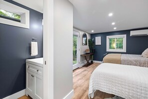 3 bedrooms, iron/ironing board, WiFi, bed sheets - Wooded cabin w/ hot tub & BBQ grill (New Market)
