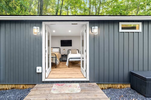 Cozy cabin w/hot tub & pet-friendly