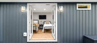 Cozy cabin w/hot tub & fire pit