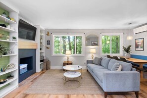 TV - Cozy cabin w/hot tub & fire pit (New Market)