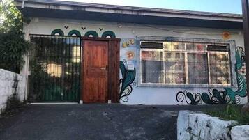 Vista frontal de la propiedad