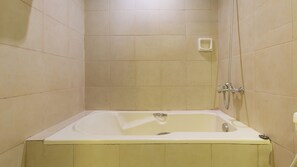 Standard Suite | Bathroom | Shower, towels - Reddoorz at Comfy Inn Ermita Manila (Manila)