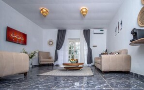 Caja de seguridad en la habitación y decoración personalizada 