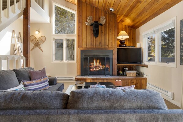 Smart TV, fireplace - Perfect for the Whole Family! Pet Friendly, Private Hot Tub, Two Living Spaces, Extra Kitchenette (Avon)