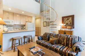 TV, fireplace, DVD player - Cozy & Convenient Intimate Getaway | Steps to the Vail Mountain and Village for Shopping & Dining (Vail)