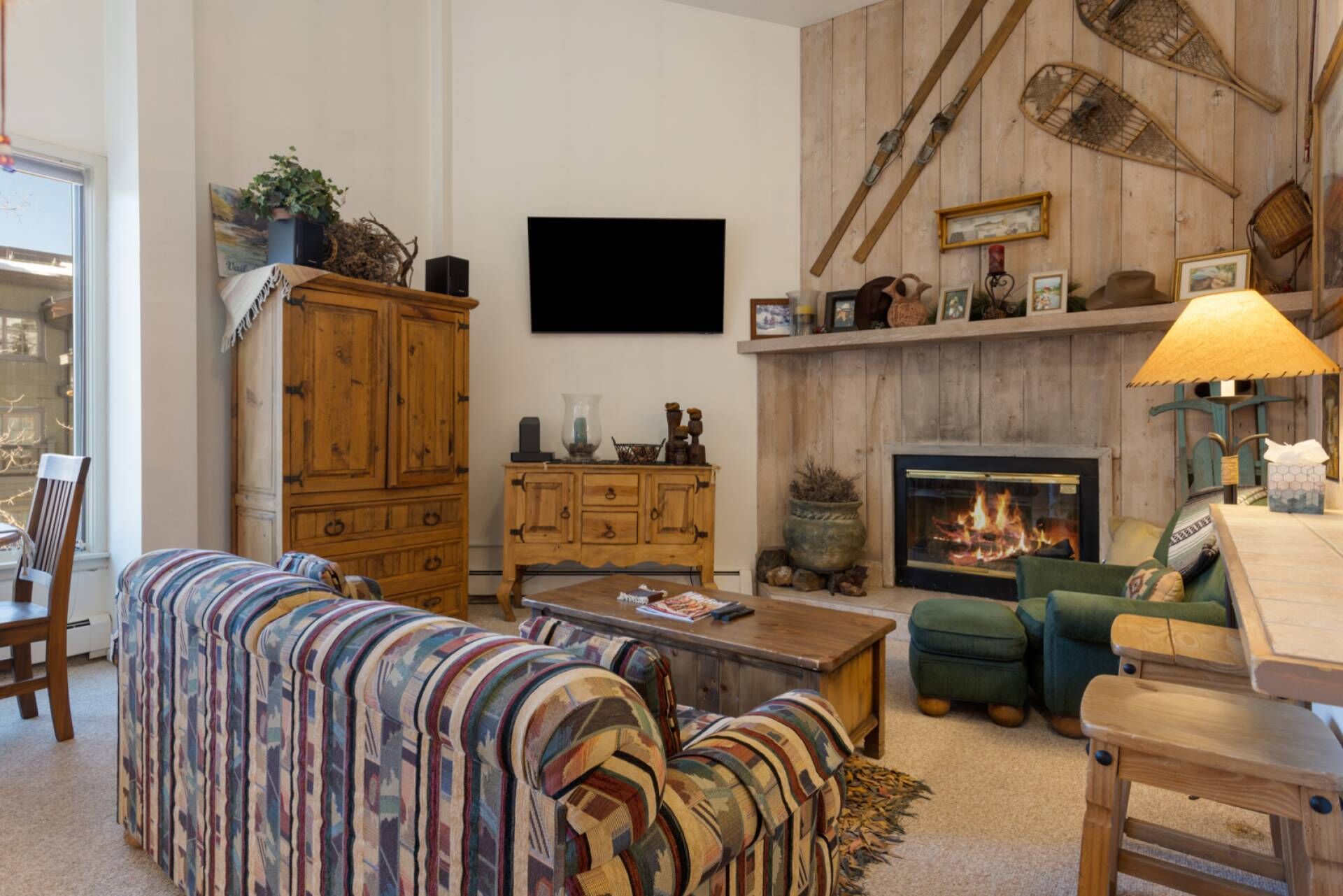 Televisión, chimenea, reproductor de DVD