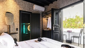Une chambre d’hôtel avec un lit, une armoire, un miroir et une vue sur l’extérieur.