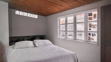 1 habitación, tabla de planchar con plancha, wifi y ropa de cama