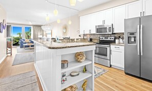 Køleskab, mikrobølgeovn, ovn, kogeplade