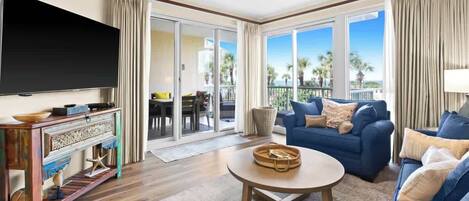 Smart-tv, dvd-spelare, böcker och ett filmbibliotek