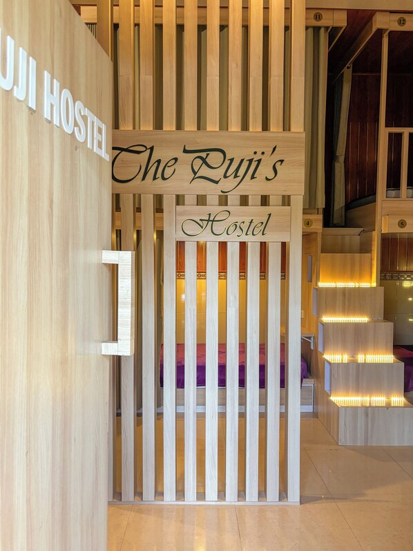 Dormitorio compartido Confort, balcón | Escritorio y espacio para trabajar con un portátil