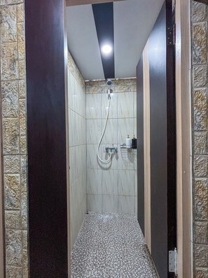 Comfort Shared Dormitory, Balcony | Bathroom | Shower, towels, soap, shampoo - FUJI HOSTEL (Penida Island)