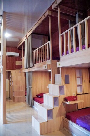 Dormitorio compartido Confort, balcón | Escritorio y espacio para trabajar con un portátil