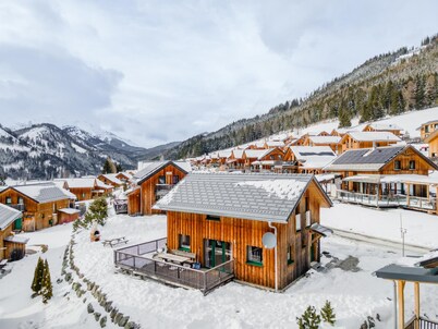 Beautiful chalet on the ski slopes with sauna