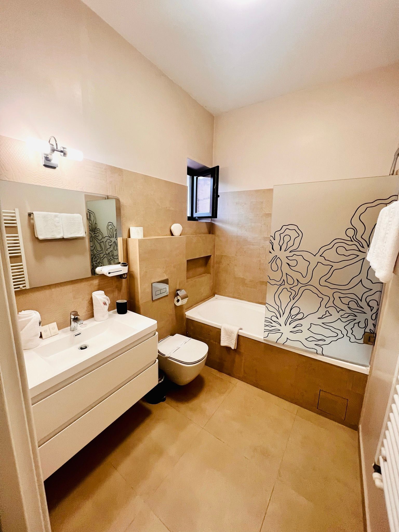 Un baño pequeño y funcional con lavabo, inodoro y bañera.