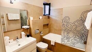 Un baño pequeño y funcional con lavabo, inodoro y bañera.