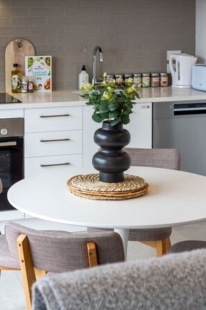 Een koelkast, een microgolfoven, een oven, een kookplaat