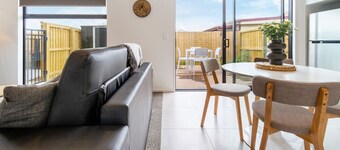 2BR Townhouse: Cosy, Close to City, Car Park