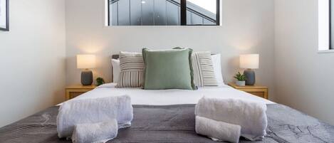 3 habitaciones, escritorio, tabla de planchar con plancha y wifi gratis